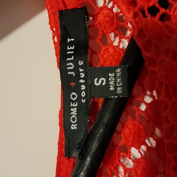 Romeo + Juliet Red Crochet Lace Tiered Ruffle Sheath Dress Size Small - Picture 3 of 7